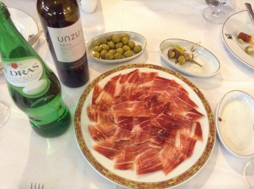 ドングリ(bellota)で育った黒豚のハモン・デ・ハブゴ(jamón de jabugo)は、いつもどおり、最高の味でした！