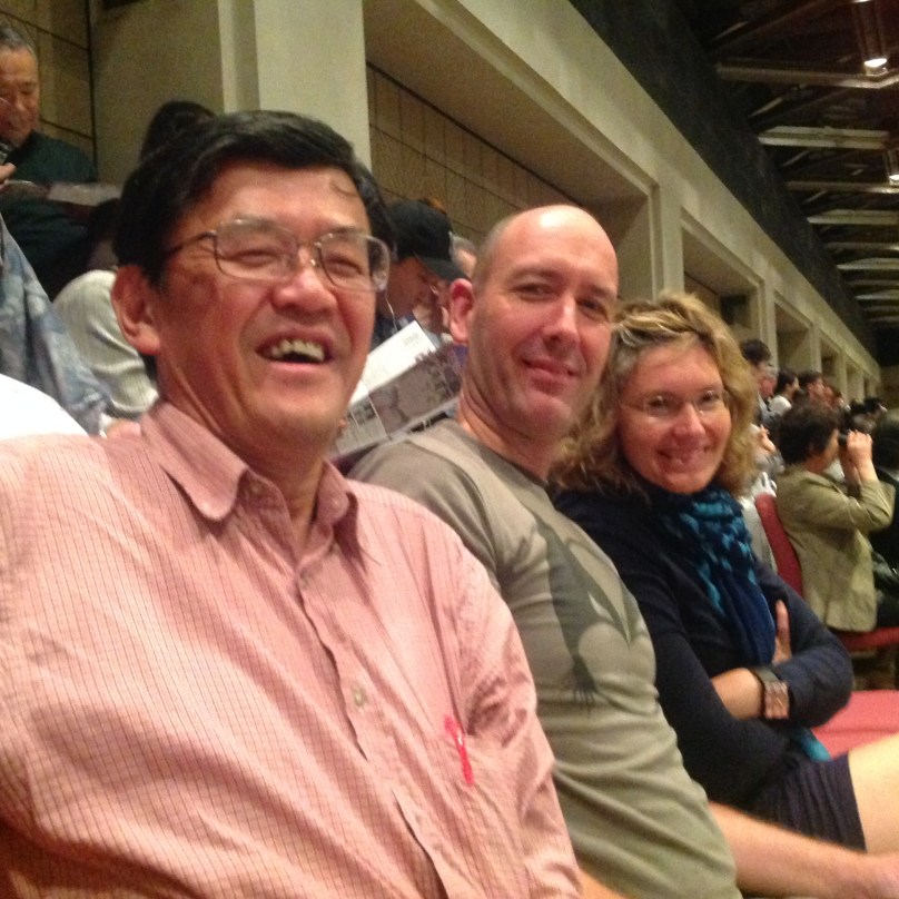 陽気で気さくなベルギー人ご夫妻と！まわしは何のためにつけているのか！懸賞金を出している会社はどんなところが多いのか？質問は、100以上はあったでしょうか！あまりの楽しさに You can 2020 代表の顔が出てしまいました！初めまして！中村一博と申します！