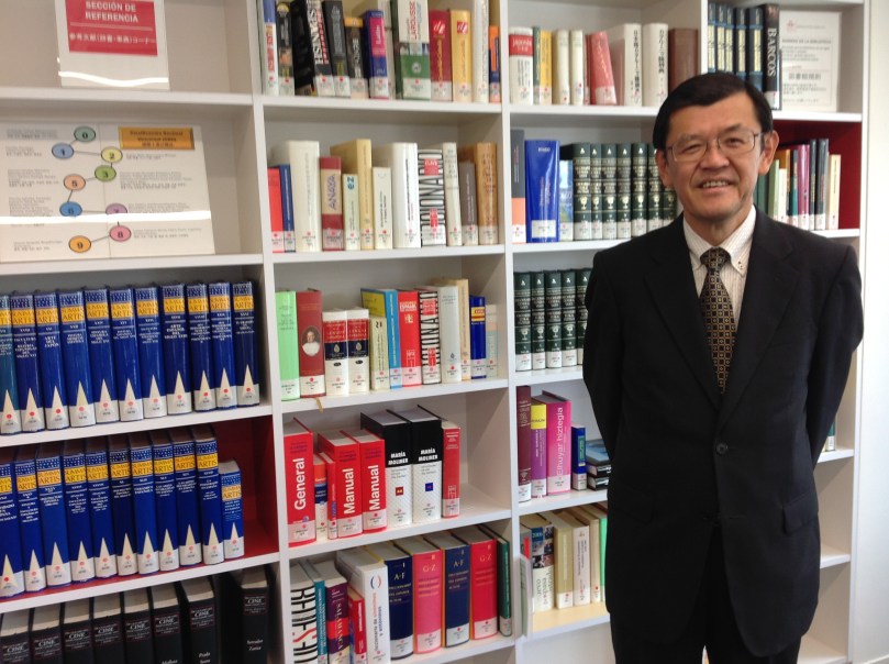 ガルシア ロルカ図書館の充実した辞書棚の前で！